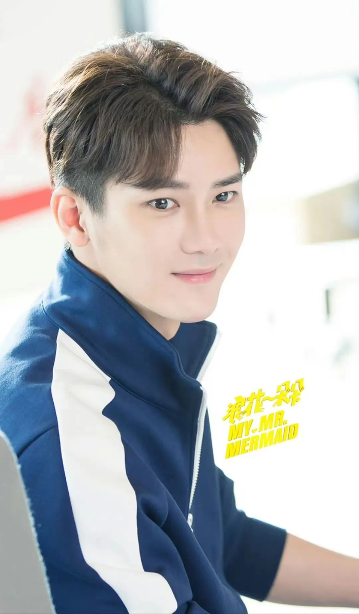 从而正式以演员的身份进入演艺圈,熊梓淇出演个人首部电视剧《老爸