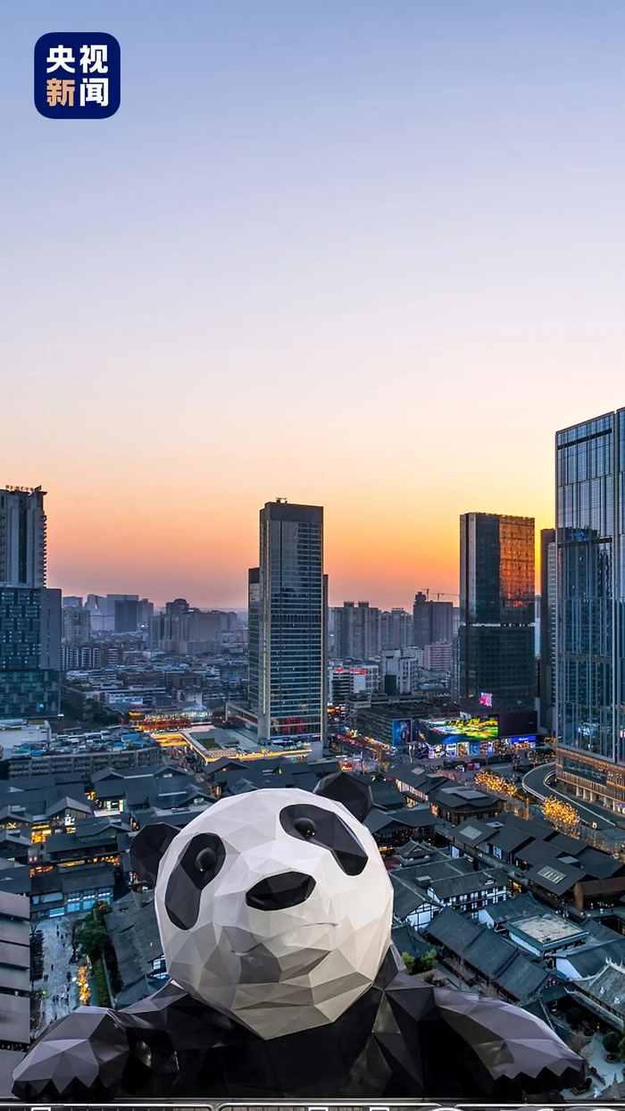 △趴在IFS楼顶的熊猫雕塑