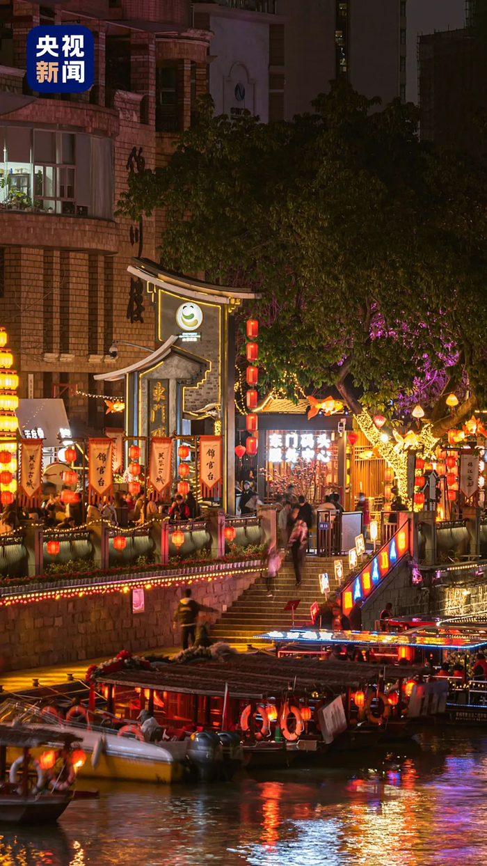 △成都东门码头锦江水上非遗表演，皮影戏、舞狮、腰鼓等轮番上演。