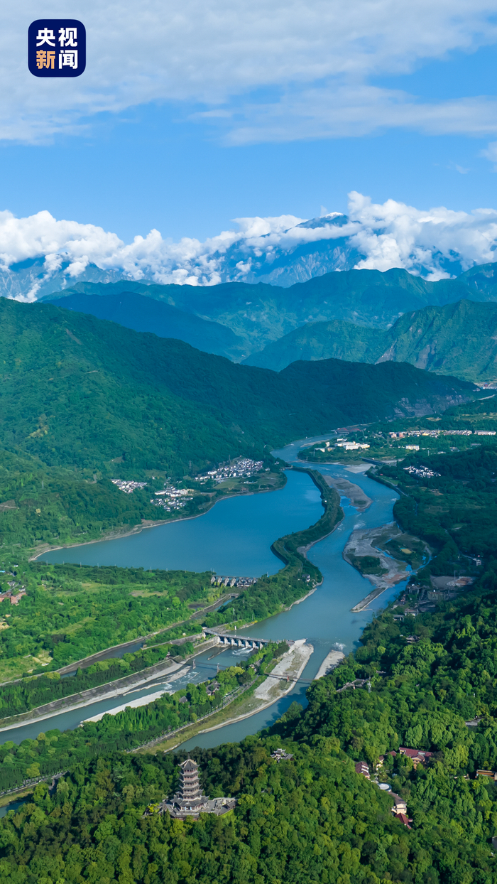 △岷江水经过宝瓶口进入成都平原后，被分成了若干河流，润泽了成都平原的大片土地。