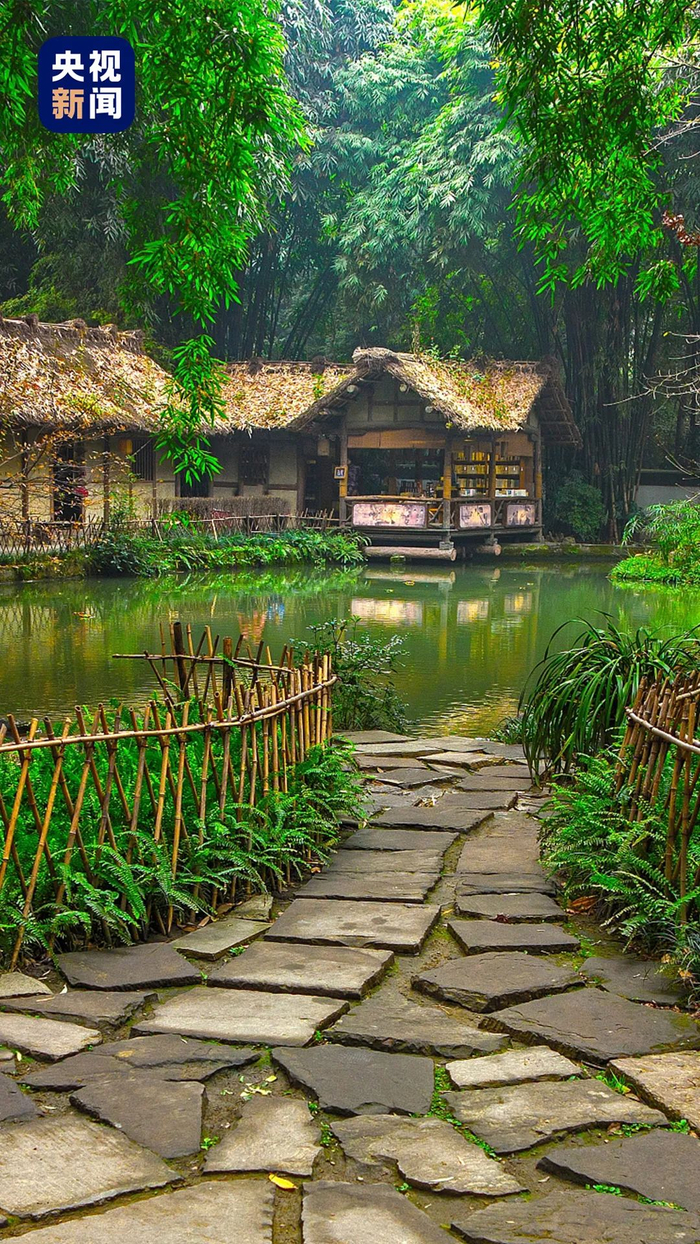 △在成都的生活，是杜甫和家人难得的静好时光，一句“我住锦官城”尽露杜甫对成都的归属感。