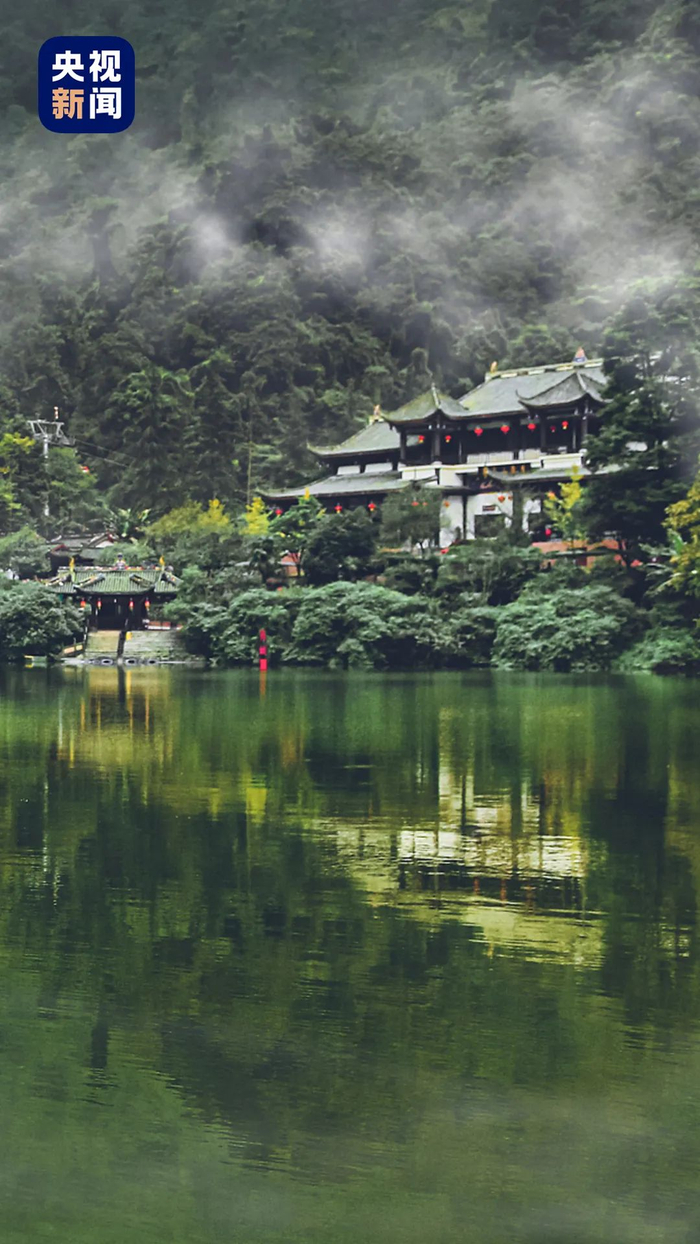 △青城山，中国四大道教名山之一，群峰环绕起伏、林木葱茏幽翠，享有“青城天下幽”的美誉。