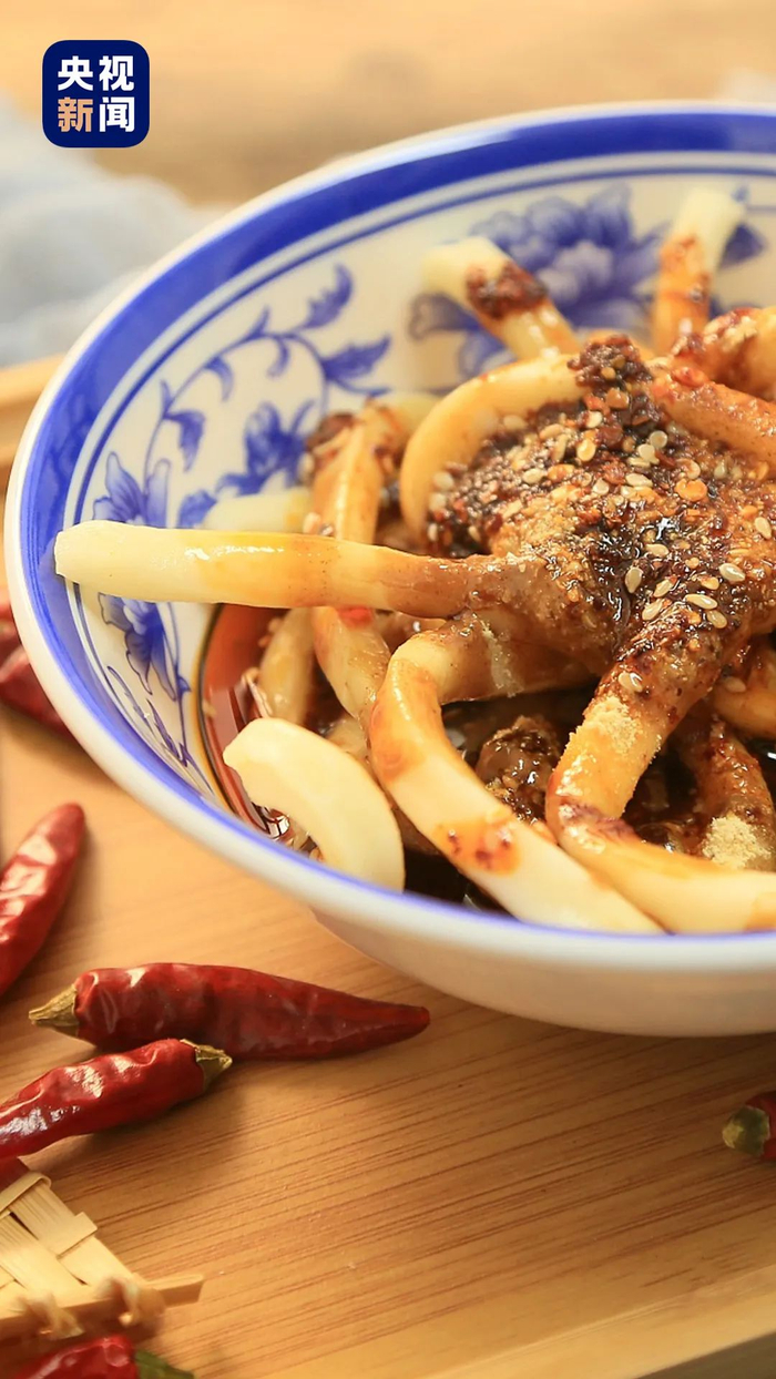 △甜水面入口微甜有嚼劲，还有花生碎和花椒的香味，较爽口。