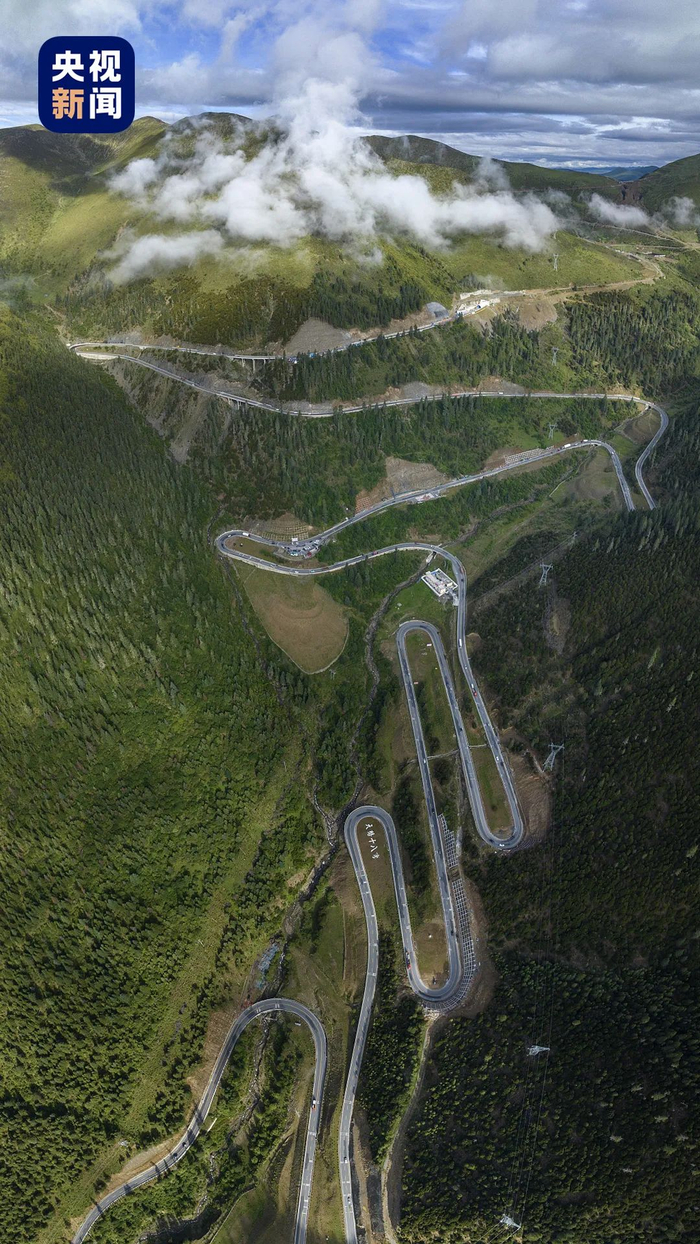 △318国道在四川甘孜的“天路十八弯”蜿蜒曲折。