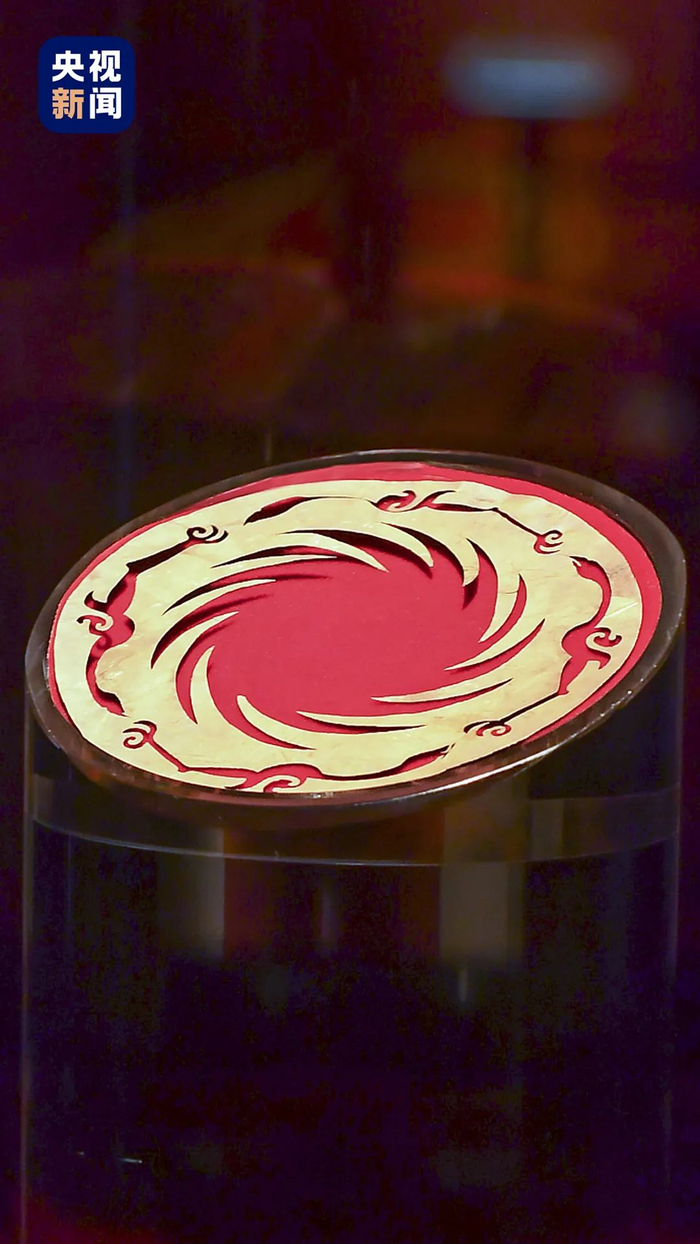 △四鸟衔尾绕日，循环往复，生生不息。