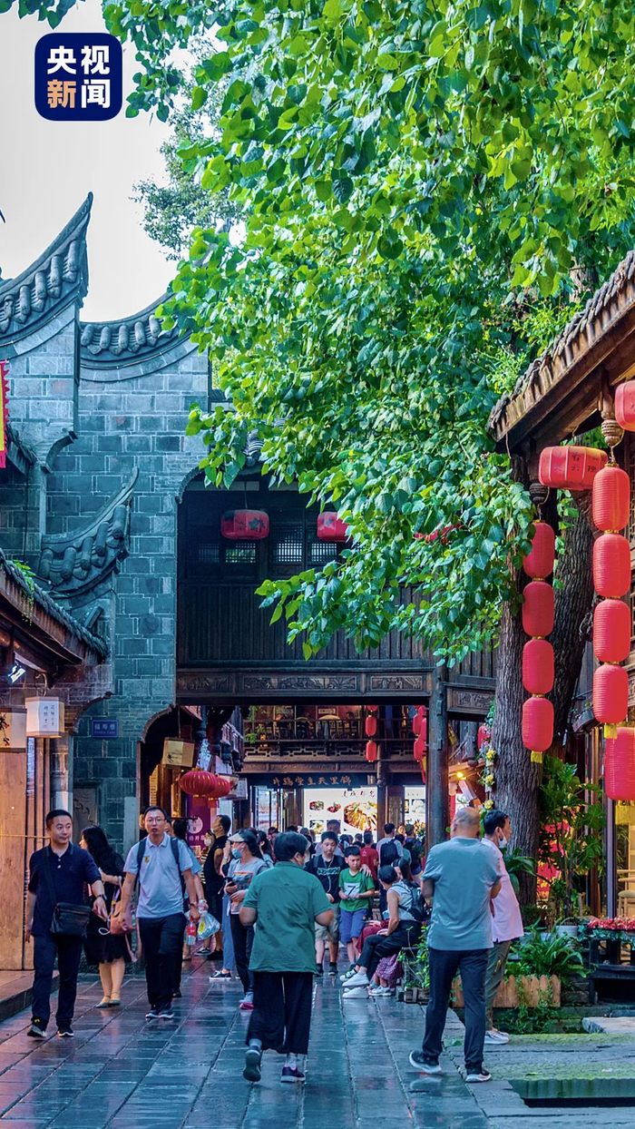 △锦里古街。作为武侯祠博物馆的一部分，“拜武侯、泡锦里”已成为来成都的必游项目。