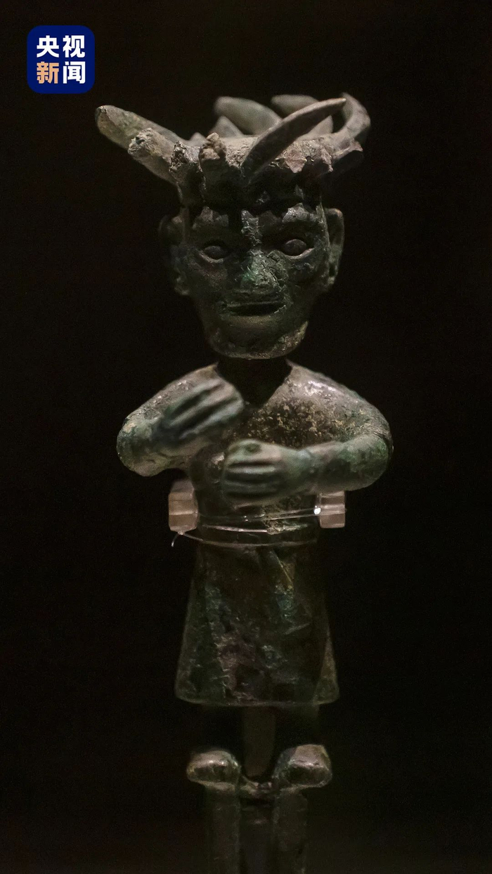 △金沙遗址铜立人。铜立人头上的涡形帽圈与“太阳神鸟”的太阳图案相似，象征光芒四射的太阳。