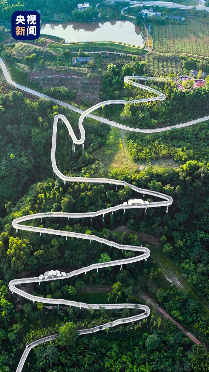 △龙泉山公园玻璃栈道