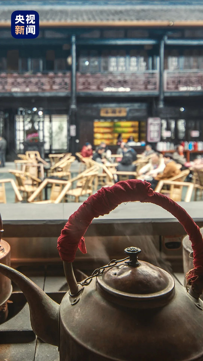 △据统计，成都有近万家茶馆。