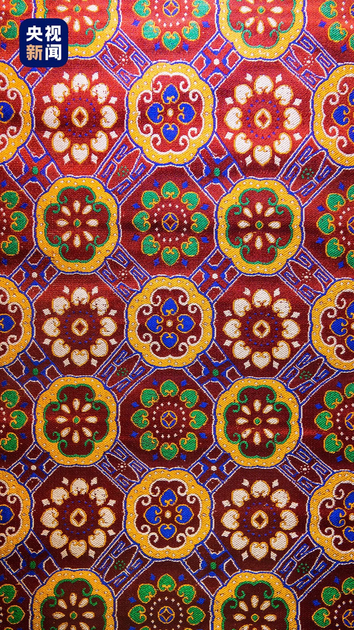 △蜀锦，国家级非物质文化遗产，以其外观华丽、工艺精湛的特点受到人们喜爱。