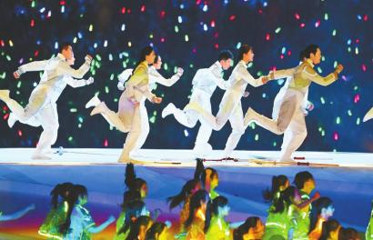 7月28日，演员在开幕式上表演。 新华社记者陈泽国摄