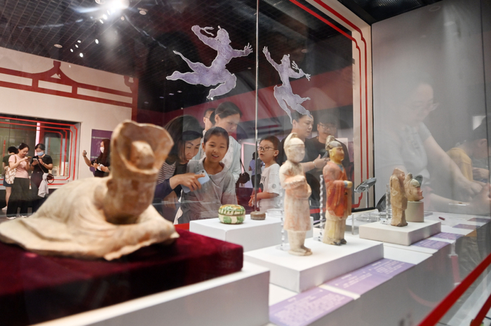 观众在天津博物馆参观。（新华社记者 李然 摄）