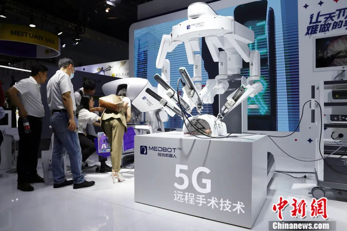 2023世界人工智能大会在上海举办，展会上微创机器人展示5G远程手术技术。陈玉宇摄