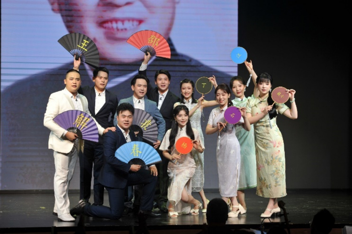 上海沪剧院青年团演员到场致贺表演十大流派联唱