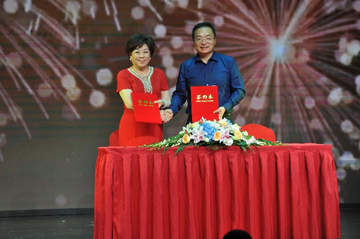 上海天豪琴悦沪剧团团长张六琴与上海沪剧院党总支书记吴巍签订合作协议