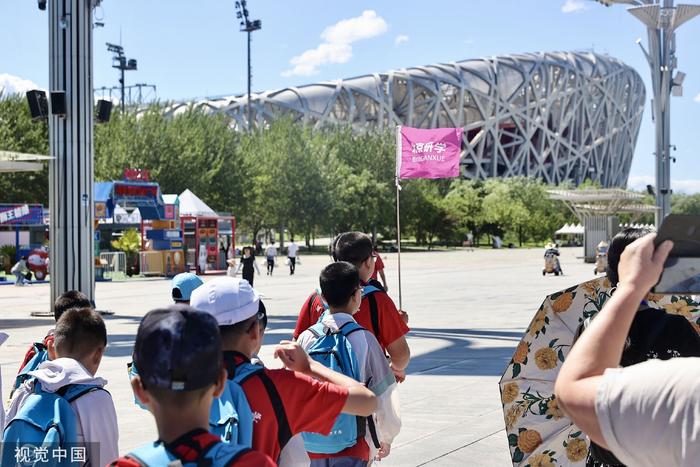 2023年7月15日，旅游北京，市場天氣晴朗，迎最研學游深<strong></strong>一個“北京研學”團隊在國家體育場“鳥巢”附近參觀?；鹗?>2023年7月15日，期檔北京，度游天氣晴朗，成熱一個“北京研學”團隊在國家體育場“鳥巢”附近參觀。旅游<p cms-style=