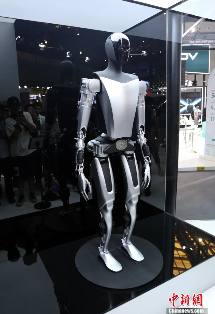 2023年7月6日，上海，2023世界人工智能大会上，特斯拉“擎天柱”Tesla Bot人形机器人。陈玉宇摄