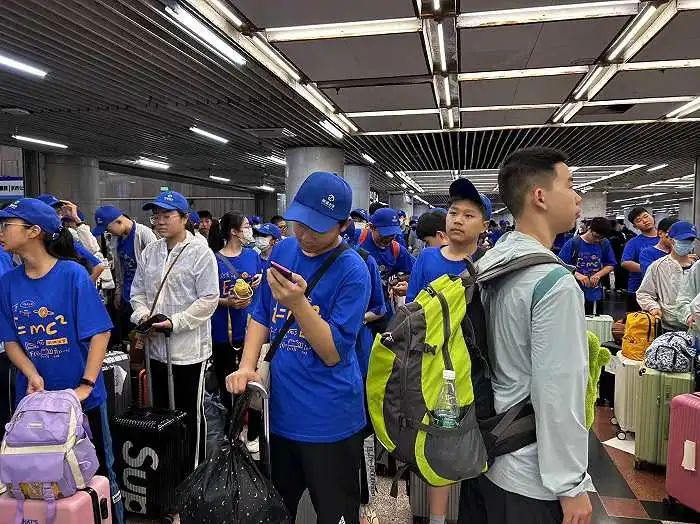 正在行程中的研学团。