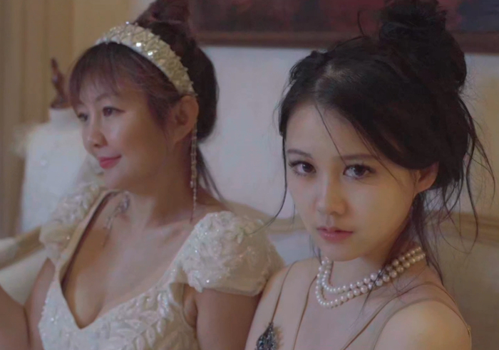 ▲邹雅琦与租赁来的妈妈在一起