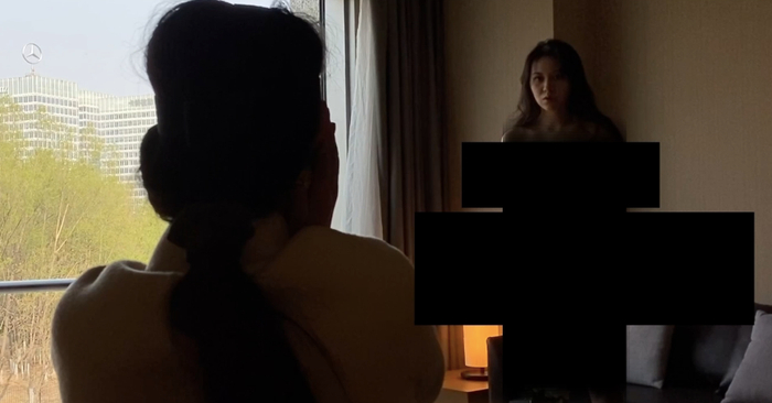 ▲在妈妈面前脱光衣服，展露自己的身体