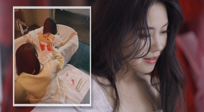 ▲第2位妈妈在白裙子上画上象征“自由”的翅膀