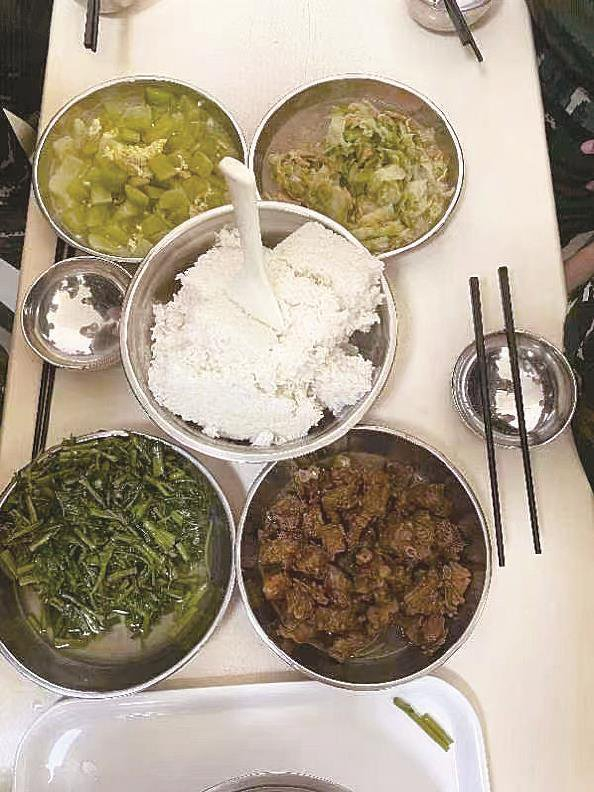             说好的伙食四荤四素变成了两荤两素          