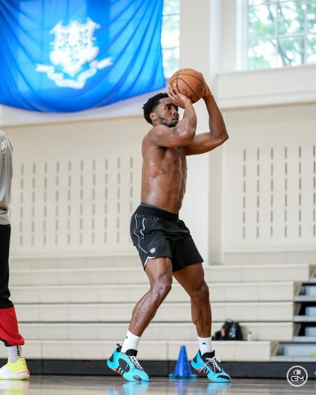 摄影师晒米切尔训练照:休赛期的苦练!