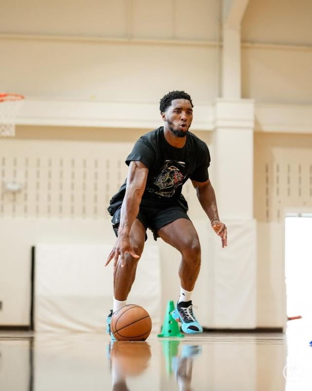 摄影师晒米切尔训练照:休赛期的苦练!