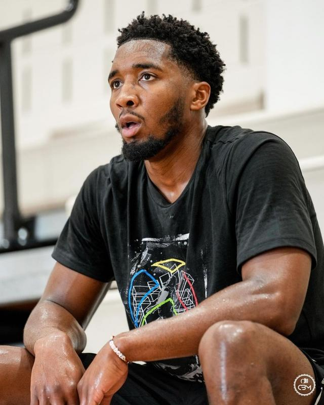 摄影师晒米切尔训练照:休赛期的苦练!