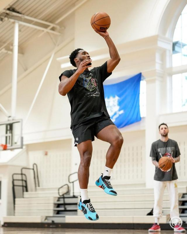 摄影师晒米切尔训练照:休赛期的苦练!