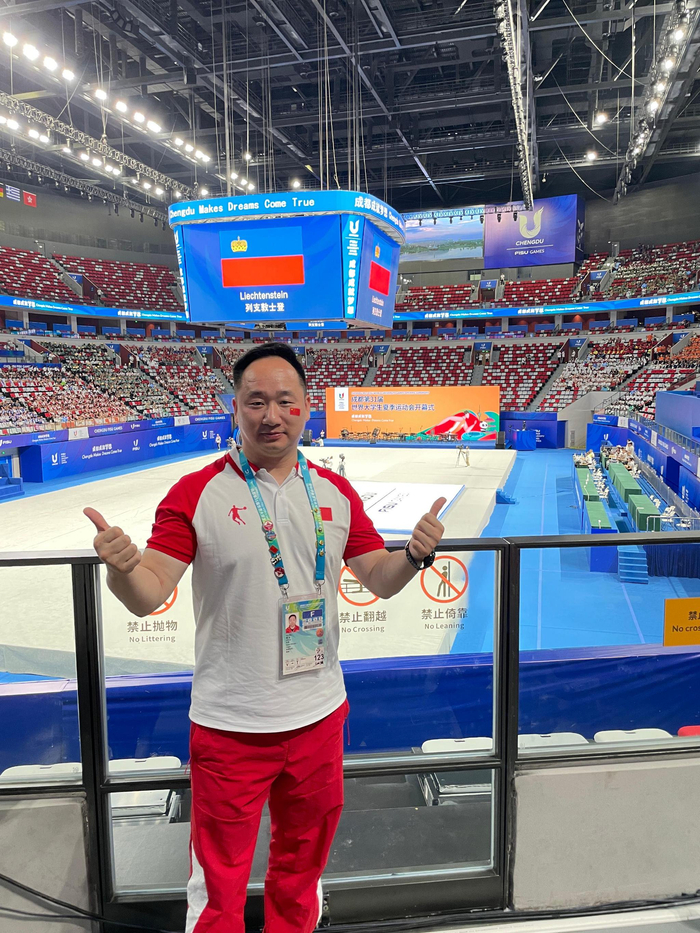 初次相识,是27日在成都城北体育馆的训练馆,喻波带着曹茂园等弟子在为