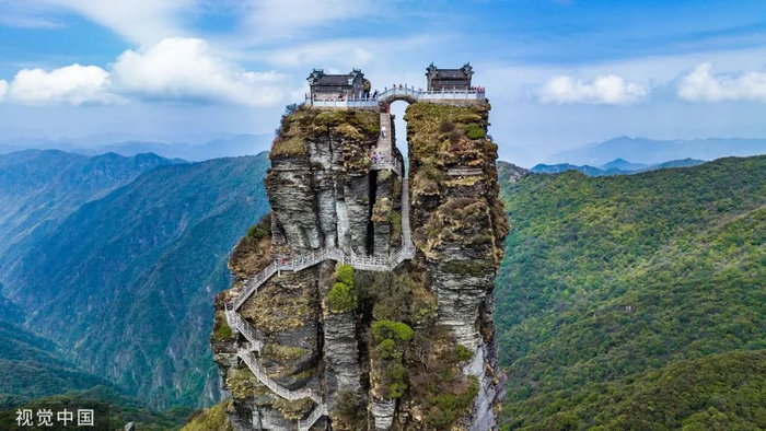 近日,世界自然遗产地贵州梵净山的金顶建筑外墙在维修时被改变原有