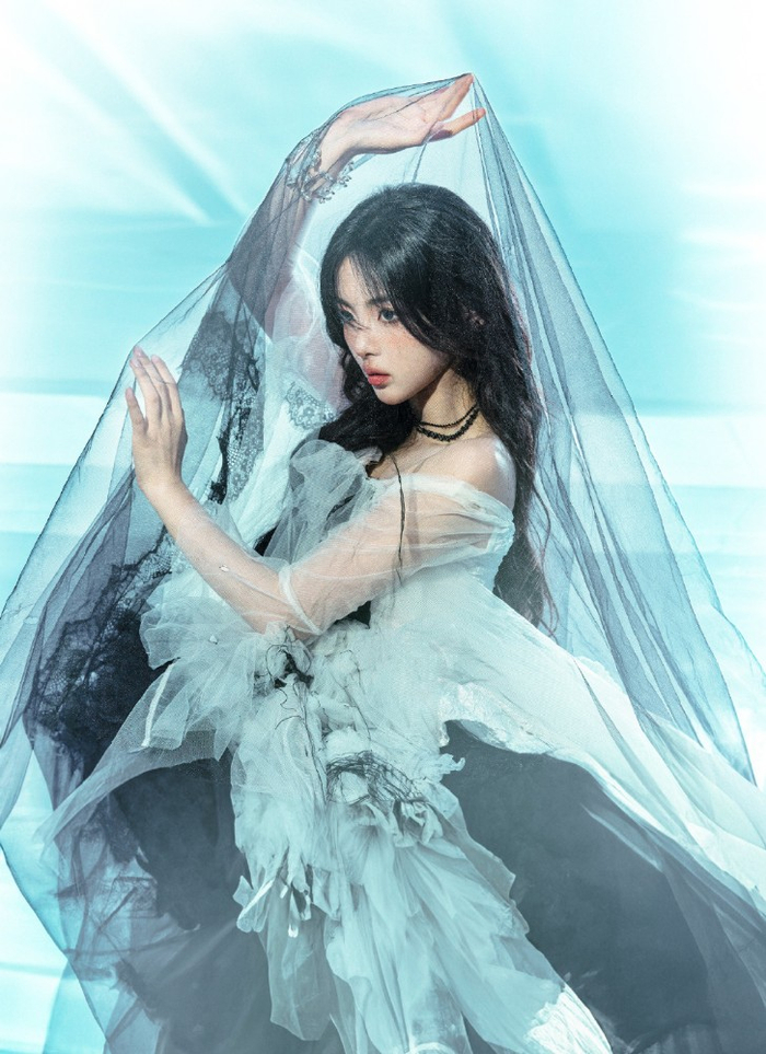 杨超越25岁生日写真曝光 黑长发纱裙活力十足|纱裙|长发|生日_新浪