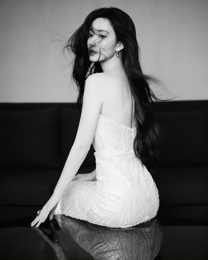 丨陈都灵这套挂脖露背裙灵动又大方~真的好漂亮|陈都灵_新浪新闻