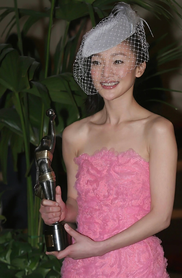 2007年周迅一身芭比粉抹胸纱裙亮相第26届金像奖红毯|周迅|金像奖