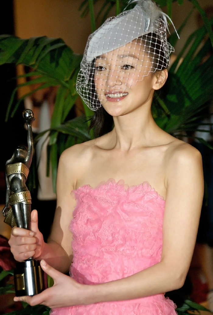 周迅[超话]#白色网纱是精髓,既有纸醉金迷的气氛,又有美人半遮面的