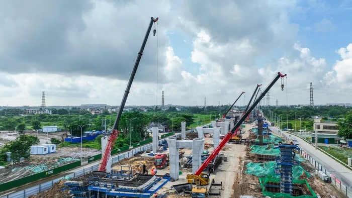 2023年6月28日，海南海口，俯瞰进入钢混组合梁施工的海口江东新区快速通道项目/IC Photo