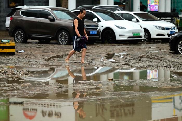 北京门头沟洪水已退:抛锚车辆横七竖八,道路泥泞不堪