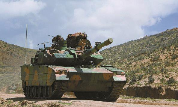             高原合成旅装备的15式轻型坦克 本文图片除署名外，均来自新华社、中国国防部网站、《解放军画报》          