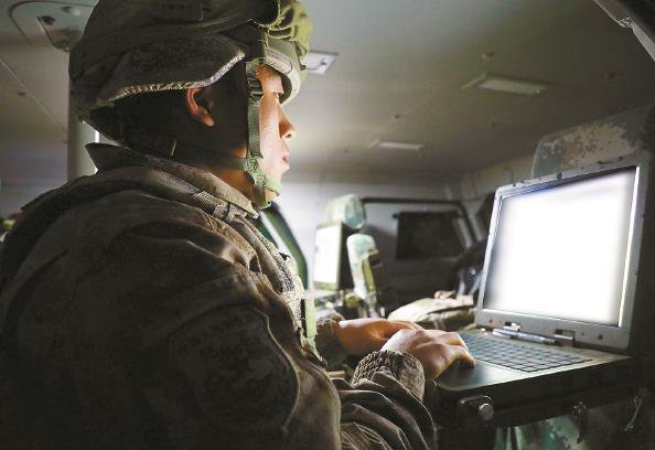             指挥员利用信息系统进行夜间指挥  向勇  摄          