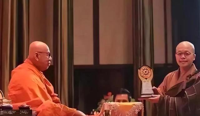 4岁学中医,14岁皈依,38岁出家,41岁做方丈,这女博士如何开悟|寺庙