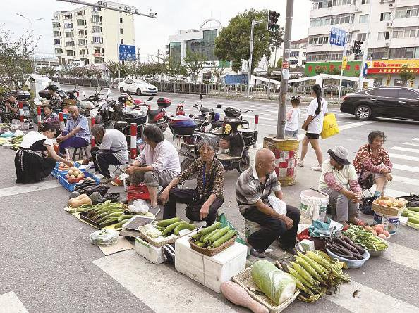             南六公路下盐路附近的“马路集市”很热闹 赵冰琰  摄          
