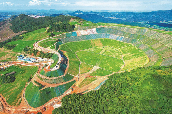 7月27日,鸟瞰重新复绿的庐江县矾山镇钟山铁矿矿区裸露山体.