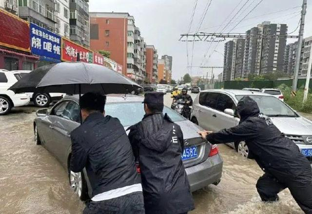 延庆,昌平,房山,海淀,丰台,石景山,怀柔,密云的部分地区有大暴雨(100