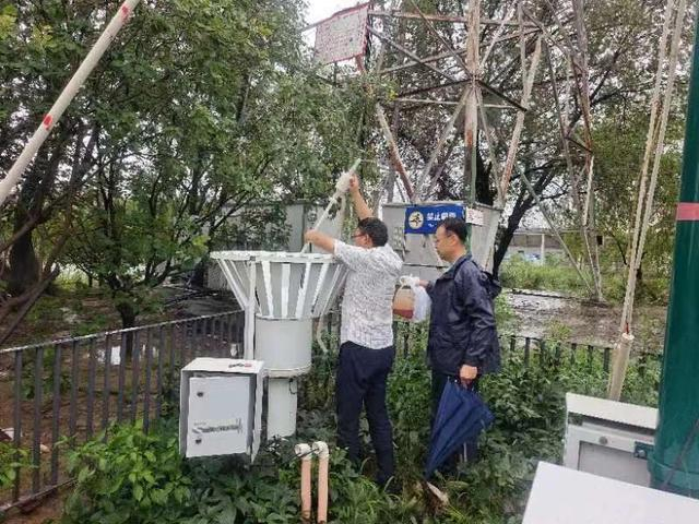 7月31日，北京市石景山区气象局业务人员到首钢园气象站，给称重式雨量筒抽水，防止满溢。姜秋瑾/摄