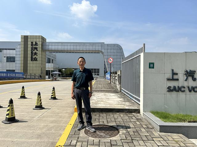 在车间里,王竹兴经手的汽车从桑塔纳,桑塔纳2000,桑塔纳3000,到大众