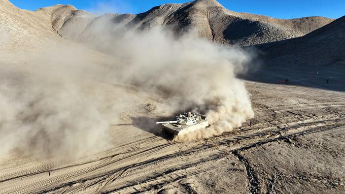 在海拔4000米的野外训练场，西藏军区某旅坦克分队展开复杂山地路段驾驶机动考核（2023年1月3日摄）。新华社发（曹智 摄）
