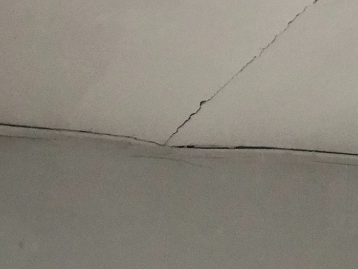 房屋顶角线已经变形。