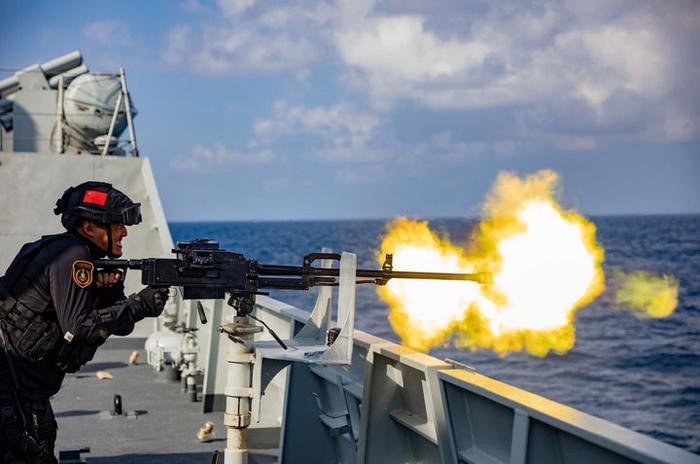 中国海军第42批护航编队组织实战化训练，特战队员进行重机枪射击（2023年1月31日摄）。新华社发（马玉彬 摄）