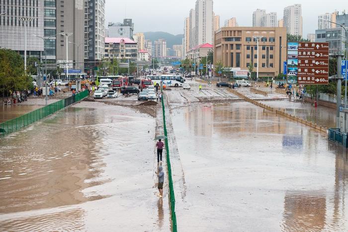 7月31日下午2时许，北京，门头沟双峪路口仍有积水，行人无法通过。
